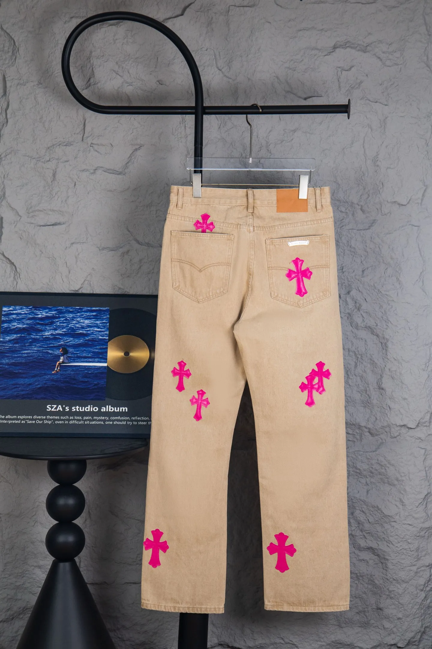 P260 top version CH Chromehearts Miami limited fluorescent pink brown khaki jeans, counter price 34W level, patchwork cross pattern embellishment, washed jeans! ! An absolutely high-end luxury product, a 1.9W-level god-level single product, a super popular product, made by top heavy industry, a magic weapon that cannot be missed! [About Zangyin] This is an extremely luxurious fashion brand that can also be called the aristocracy of the high street. It has always been an exclusive brand for some hipsters or rich second generations. Compared with ordinary high streets, it is more luxurious and noble. Compared with luxury brands, it is more fashionable and individual. It has always been a brand that I have a special liking for. [Top heavy industry fashion design] Consistently high-street luxury style. Speaking of this style, the Zangyin family and GU family are definitely the leading representative brands. Especially the Zangyin family has really achieved a state-of-the-art effect in creating high-street style. The unique washed material is used to create this style. The color system is already quite eye-catching. After it is decorated with patchwork cross flowers, it cleverly highlights the charm of the brand. Secondly, this style uses classic The high-waist cutting design highlights the long legs and fashionable temperament of the upper body. The brand is highly recognizable and the slim fit configuration is more suitable for daily wear. It is a product that interprets personality, fashion, and specifications at a glance. This single product is enough to make any fan excited. It can be a white T-shirt for a youthful college style, or a tight suspender for a royal style. It has strong matching ability and can be easily controlled by men.  [Materials and craftsmanship] Needless to say, this point goes without saying. As an excellent craftsman brand, Zangyin’s requirements for details and craftsmanship are really perfect. The washed color of this model has gone through so many processes, not to mention the embellishment of denim appliques. It is also purely hand-made and sewn. Just like what they believe in, only hand-made things have soul and have the meaning of wear. A top-notch heavy-duty fashionable denim item, I look forward to your perfect interpretation! !  Color: Khaki Size: 28-34